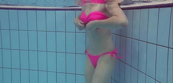 trendsPink swimswear babe Lera showing naked body underwater